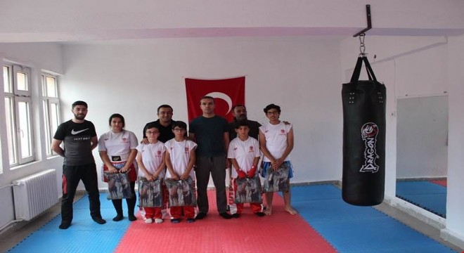 Kick Boks’ta başarılı olan öğrenciler ödüllendirildi 